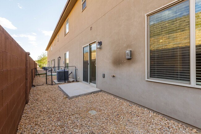 Building Photo - 3 bed / 2.5 bath / 2-car with washer/dryer/fridge 2019 built END UNIT!