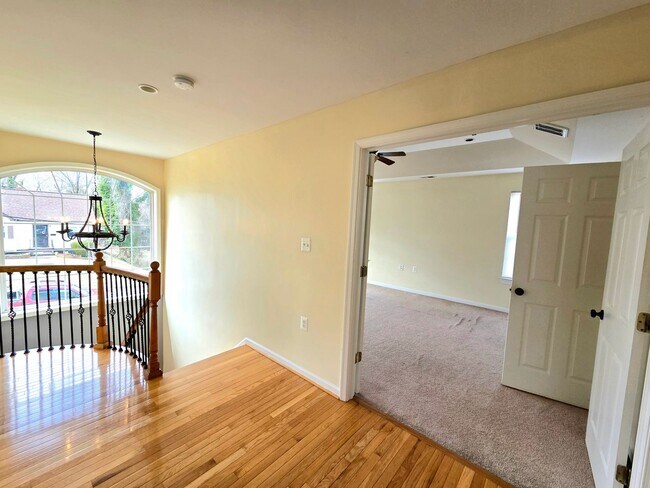Building Photo - Lovely 3 BR/2.5 BA Single-Family Home in O...