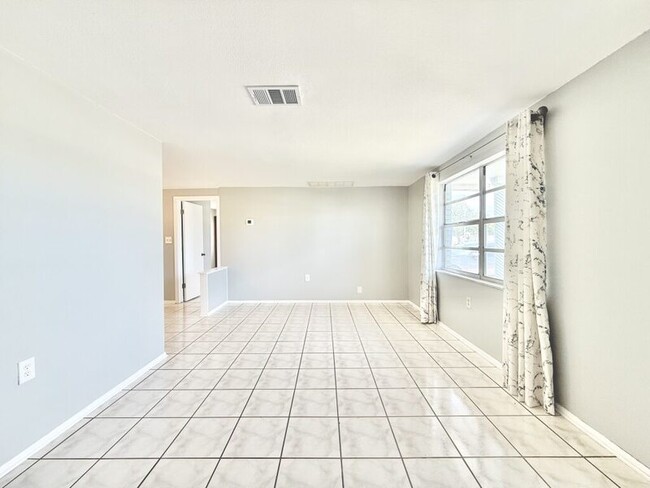 Building Photo - 1300 Classic Dr