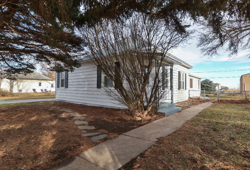 Building Photo - 213 Iowa St