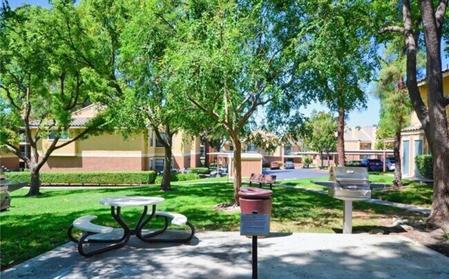 Green areas with bbq available - 10655 Lemon Ave