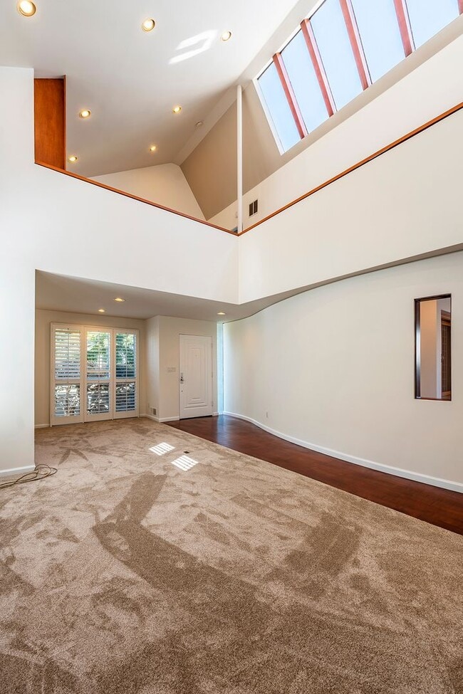 Building Photo - Warm & Inviting Manhattan Beach Rental Home!