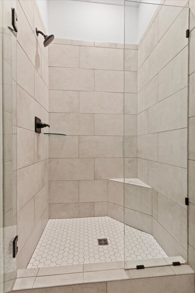 Building Photo - Charming and Spacious 4-Bedroom Home with ...