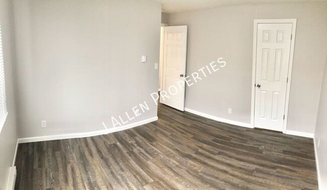 Building Photo - 1900 Parker Cir