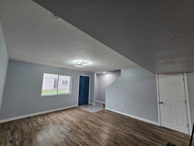 Building Photo - 806 Yucca Dr