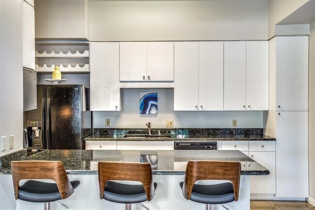 Building Photo - 3225 Turtle Creek Blvd Blvd