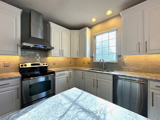 Building Photo - Gorgeous 6-Bedroom 3.5-Bath Colonial in Ma...
