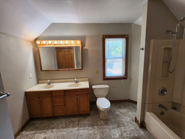 Building Photo - Single Family 3 bedroom 1.5 bath in Moline