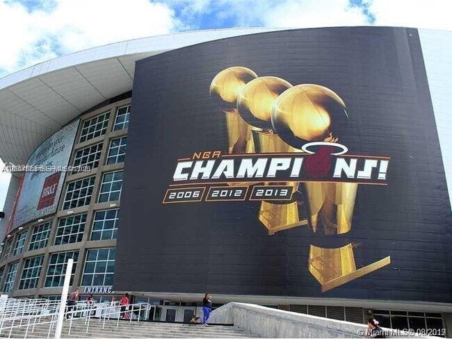 Building Photo - 1060 Brickell Ave