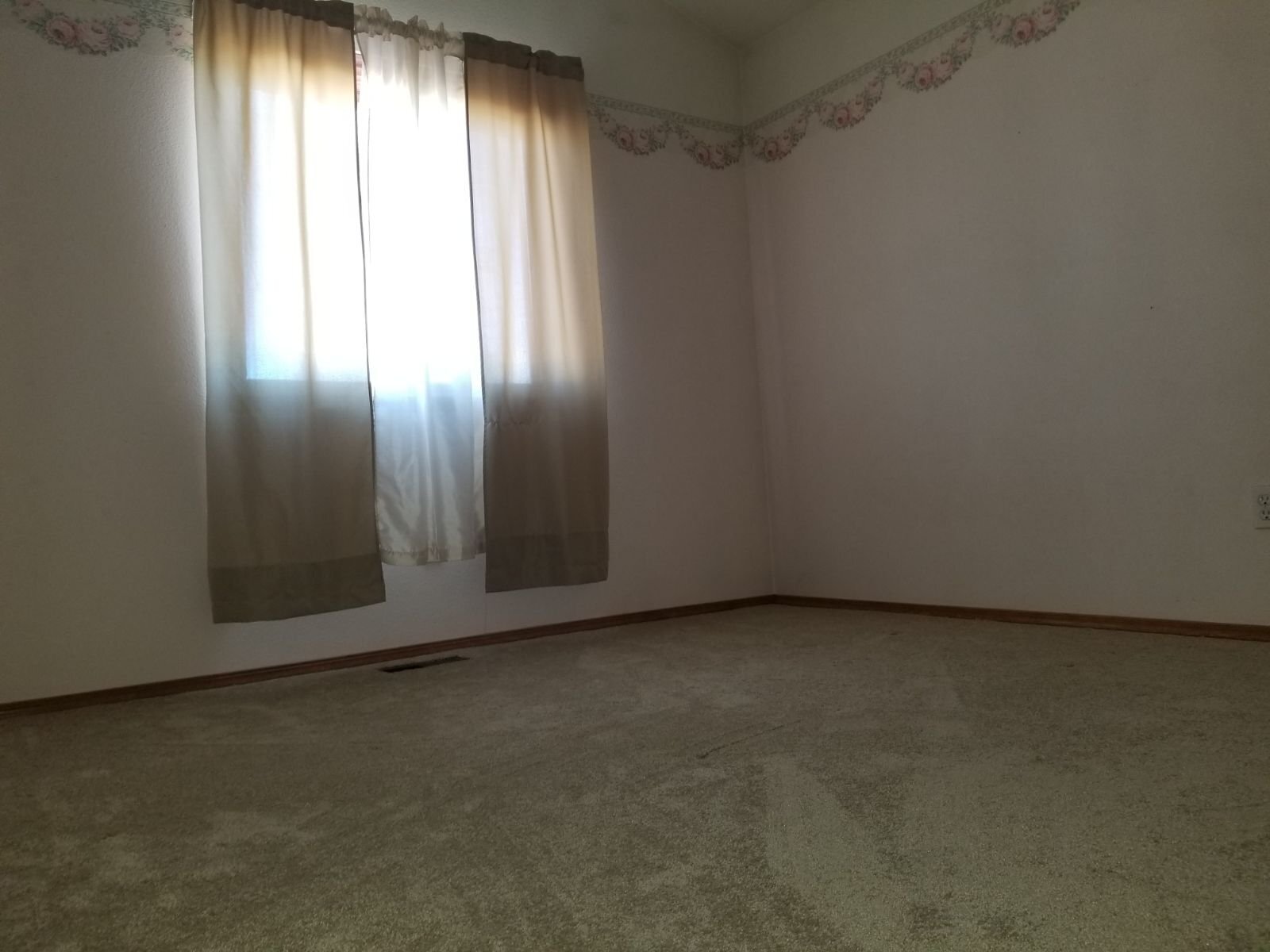 Building Photo - 1376 Coolcrest Dr