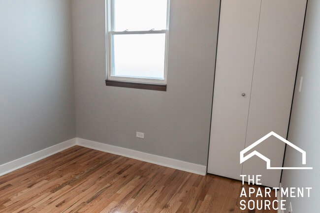 Building Photo - 1929 W Montrose Ave