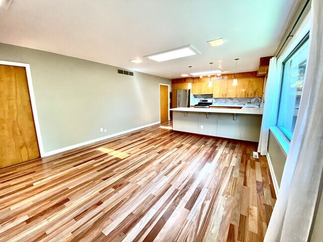Building Photo - 4 Bedroom 2.5 bath on Central Rim minutes from downtown