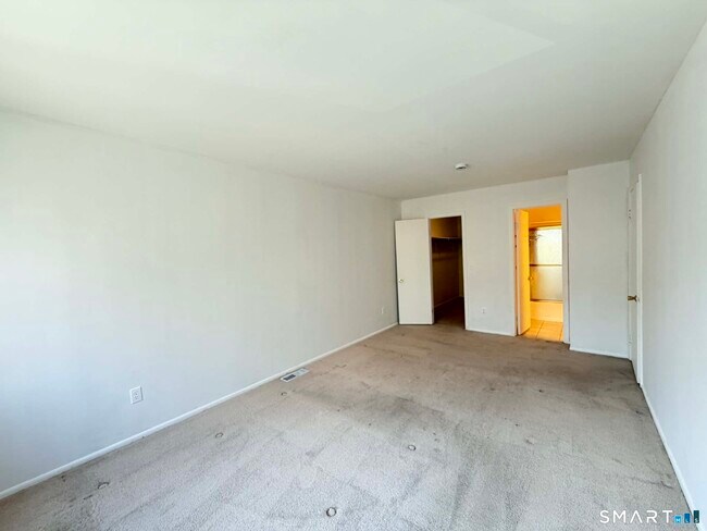 Building Photo - 14 Newtown Rd