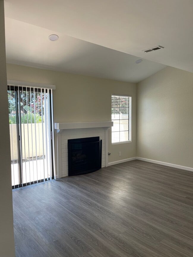 Building Photo - 3/2 Townhouse in Las Palmas UTC/La Jolla