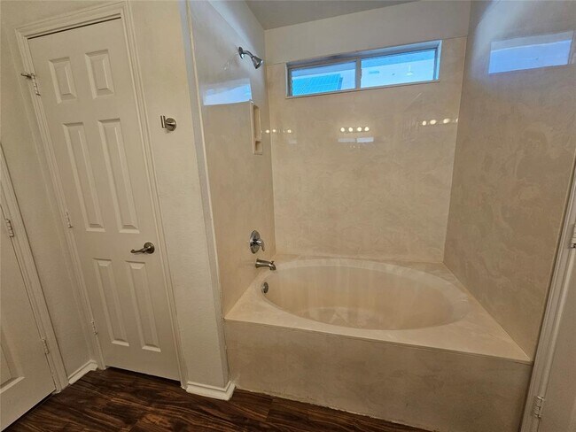 Building Photo - 5213 English Glade Dr