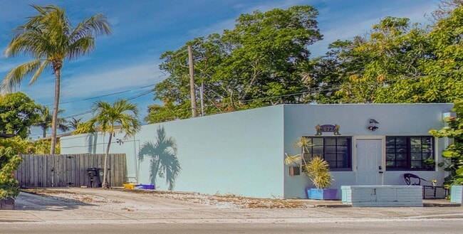Building Photo - 622 10th Ave N