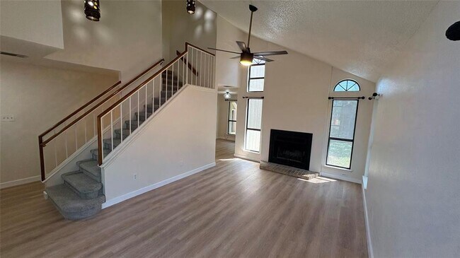 Building Photo - 4703 Saloma Pl