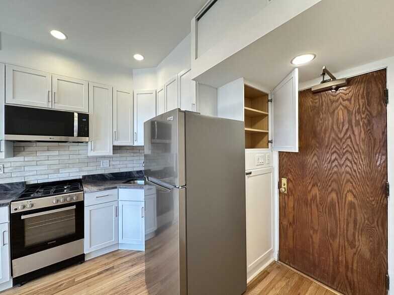 Building Photo - 2821 W Shakespeare Ave