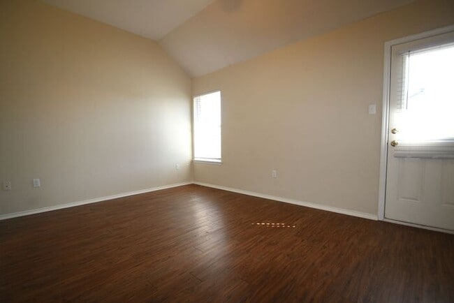 Building Photo - Charming 3BR/2BA Duplex Home with 2-Car Garage & Fenced Yard | Close to Downtown Weatherford | Pe...