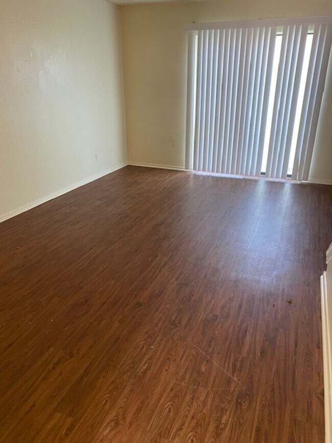 Building Photo - 2 bedroom condo close to UNT
