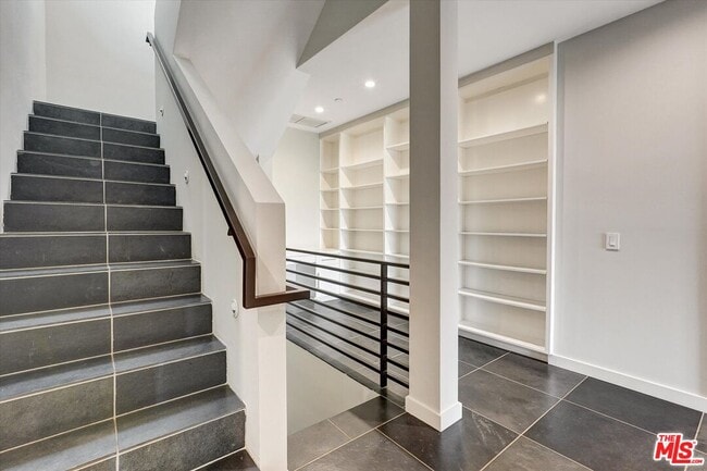 Building Photo - 3850 Rambla Orienta