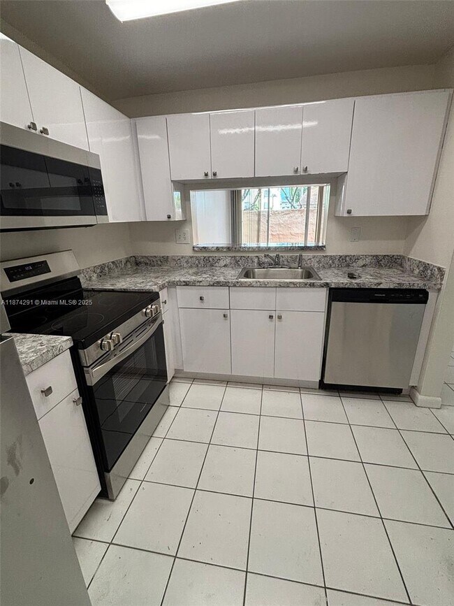 Building Photo - 10865 SW 112th Ave