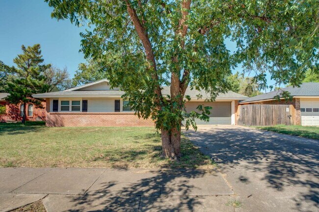 Building Photo - Renovated Three-Bedroom home in Central Lu...