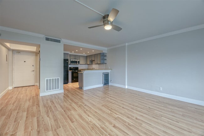 Building Photo - 2900 NE 30th St