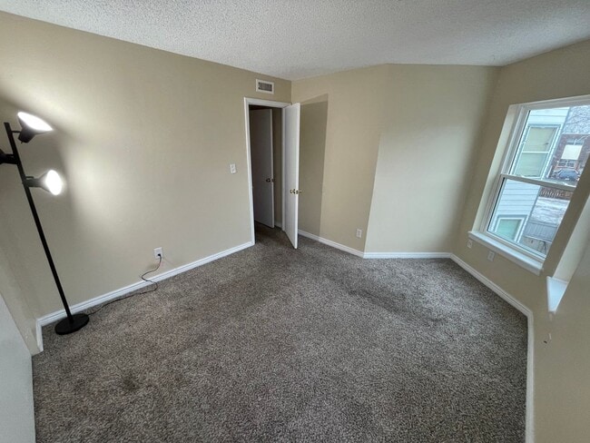 Building Photo - Updated 2 Bedroom, 2 Bath Condo (Available...
