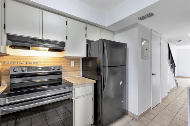 Building Photo - 6141 SW 42nd Ct