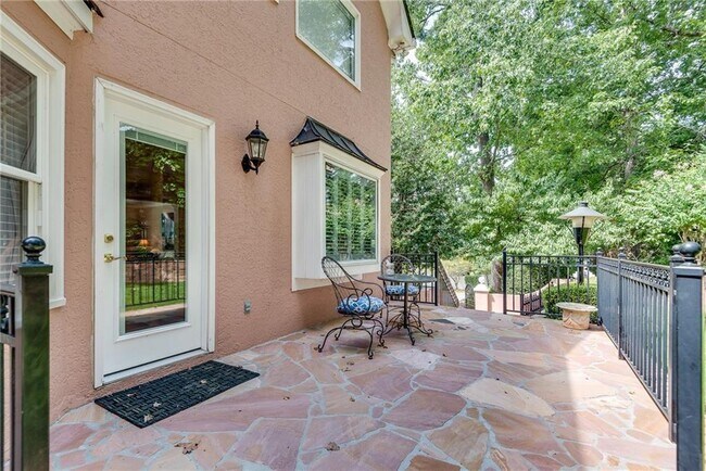Building Photo - 1281 Lake Washington Dr NW