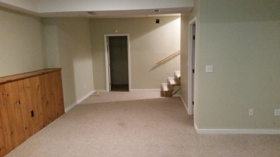 Building Photo - 8 Rosewood Ln