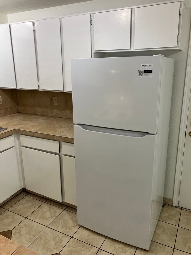 Building Photo - 2429 NE Saratoga St