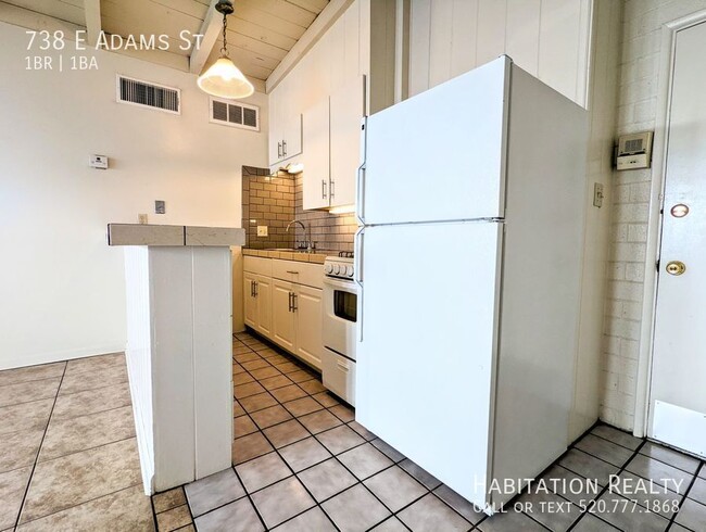 Building Photo - Pre-Lease!! Spacious 1 bed/1 bath Universi...