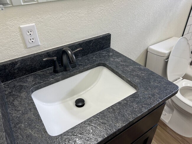 Building Photo - 2 bed 2 bath new build in 2024