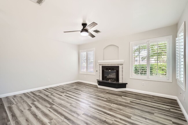 Building Photo - Beautiful and Nicely Remodeled Henderson Townhome!