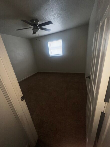 Building Photo - 525 Spring Dr