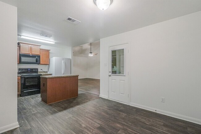 Building Photo - 1208 Bluffview Dr