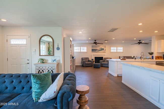 Building Photo - 1909 E Bethany Home Rd