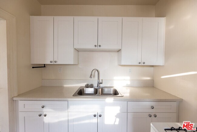 Building Photo - 946 S Burlington Ave