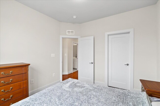 Building Photo - A Glimpse of Serene Living in Chantilly, VA