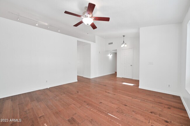Building Photo - 313 S Ocean Dr