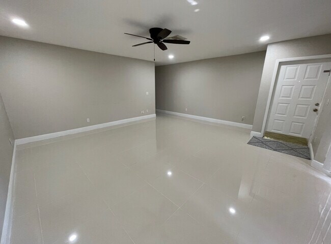 Building Photo - 3633 Country Club Blvd