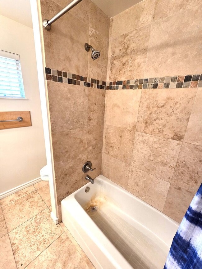 Building Photo - Immaculate 5 Bedroom 2.5 Bath Home Near Visalia Country Club