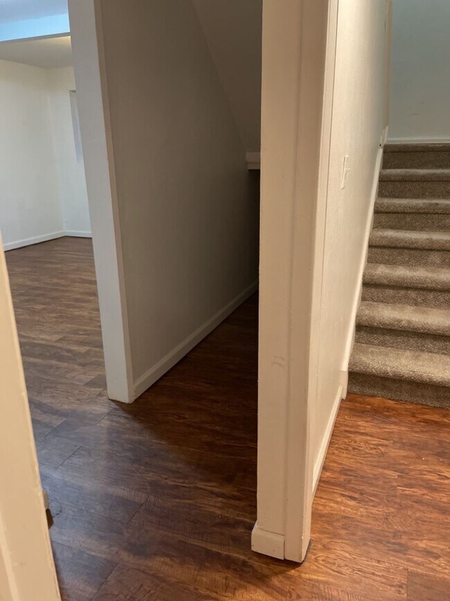 Building Photo - Start a Lease by 4/17 and get $250 off 1st Month!