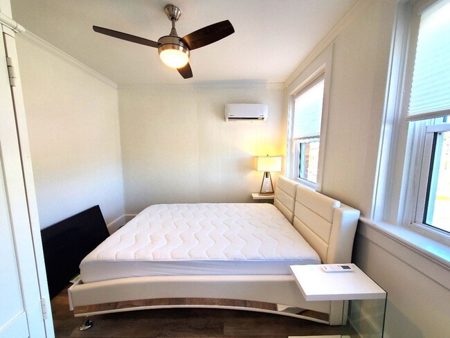 Building Photo - Beautiful 2BR/1BA Apartment with Utilities Included – Prime Downtown Location