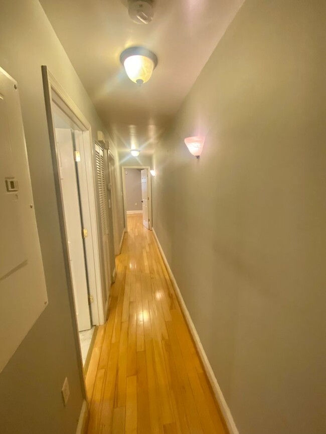 Building Photo - Mt Vernon Triangle Spacious 2 Bed 2.5 Bath...