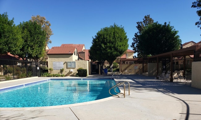 Building Photo - Beautiful 2 bed, 2 baths Summerplace townhome with community pool