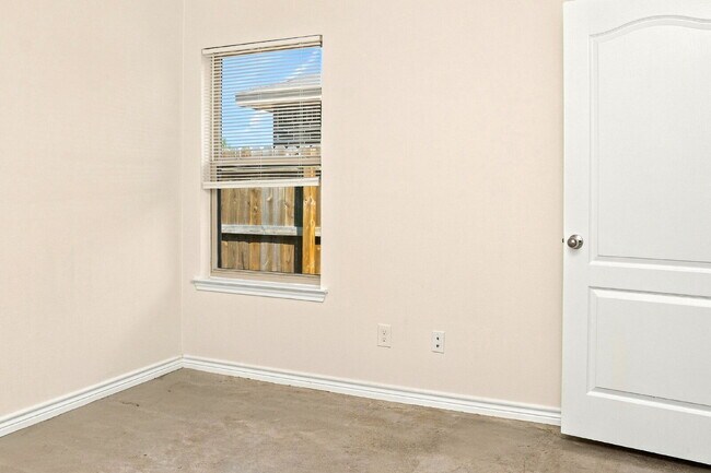 Building Photo - "Spacious 3-Bedroom Duplex with Granite Elegance in Prime Killeen Location!"