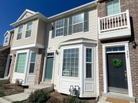 Building Photo - Fabulous Salem Townhome!!